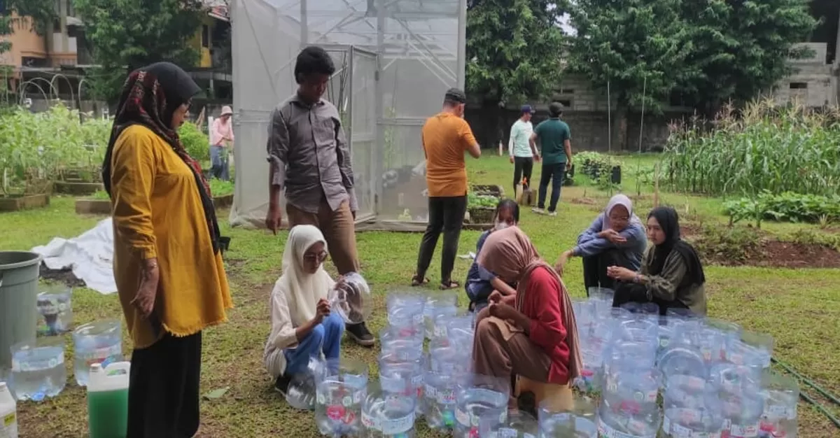 Keterbatasan lahan di kawasan perkotaan bukan lagi menjadi penghalang untuk bercocok tanam.  (Dok. Universitas Trilogi)