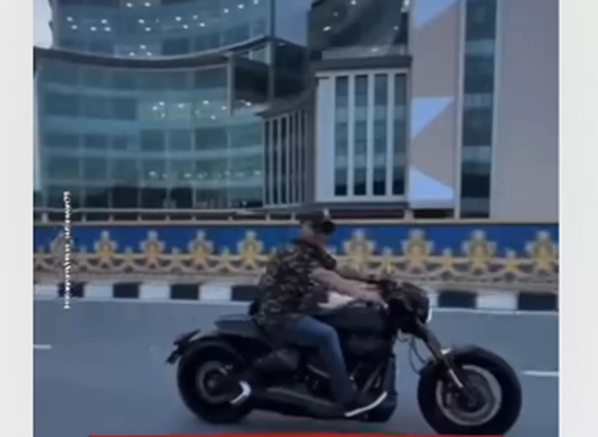 Ketua DPRD Kepri saat naik moge melintas kawasan tertib lalu linas anpa helm dan SIM.(foto tangkapan layar video)