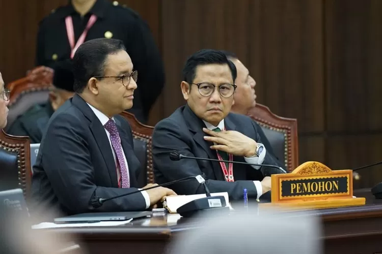 Sidang putusan MK Pilpres 2024 dihadiri Anies dan Cak Imin, menyoroti isu bansos dan metodologi ilmiah. (Riza/ Kilat.com - GoraJuara.com)