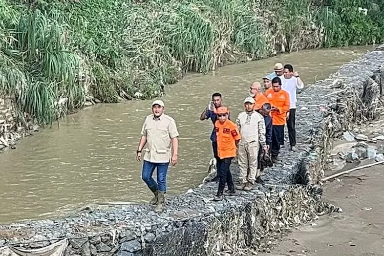 Bupati Rudy Susmanto bersama jajaran BPBD menyusuri Sungai Cijayanti mengecek penyebab air meluap. 