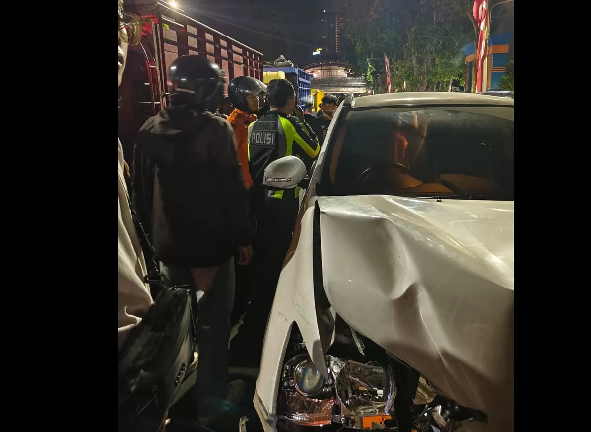 Foto caption: Kecelakaan terjadi di Jalan Gubernur Suryo dan Taman Apsari Surabaya. Mobil diduga dikemudikan dalam pengaruh alkohol menabrak taksi listrik dan pikap hingga satu orang tewas.