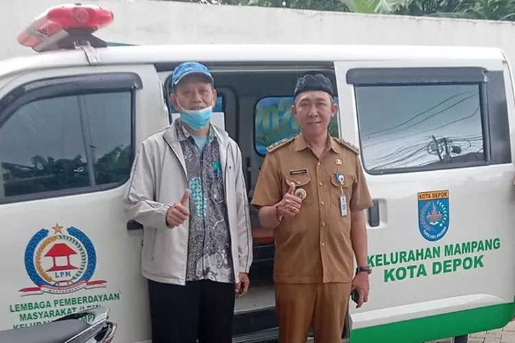 MENGHIBAHKAN : Lurah Mampang Darmawansyah (kanan) menerima pemberian Mobil siaga dari Ketua DKM di Kantor Kelurahan Mampang, Kecamatan Pancoranmas, Selasa (12/2/2025) (RISKY DWI LESTARI/RADAR DEPOK)