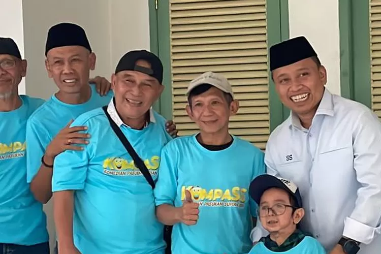 Calon Walikota Depok, Supian Suri saat foto bersama dengan sejumlah komedian yang teegabung dalam KompaSS di kediamannya, Kelurahan Jatimulya, Kecamatan Cilodong, Rabu (10/7).  (DOKUMEN RADAR DEPOK)
