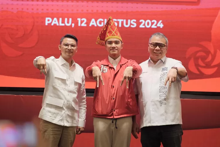 Ketum PSI Kaesang Pangarep (tengah) berfoto dengan dua jari ke bawah membentuk huruf A bersama Ahmad Ali dan Abdul Karim Aljufri, Senin 12 Agustus 2024 di Palu. (Foto: Ist).