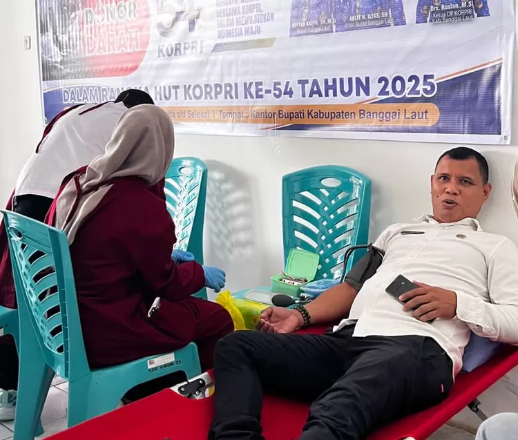 Kepala  Bagian Pengadaan Barang dan Jasa, Rifai Abas mengikuti kegiatan Donor Darah. (Foto : Metro Sulteng)