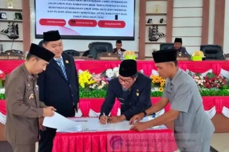 Penandatanganan KUA &ndash; PPAS antara Pemda Buol dan DPRD Buol pada Sidang Paripurna di Ruang Sidang Utama Kantor DPRD Buol (Foto: Sari)