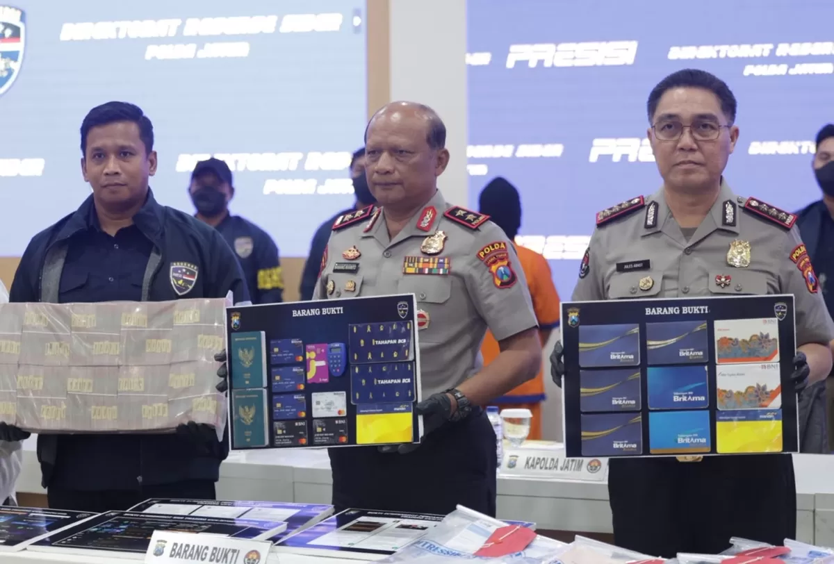 Polda Jatim mengungkap dugaan scam investasi saham dan kripto lintas negara. Polisi menetapkan tiga tersangka serta memblokir 77 rekening dengan nilai Rp81,5 miliar.