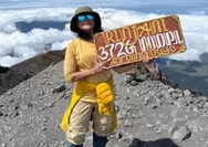 Tanpa Suara, Atiek CB Sudah Sampai Puncak Gunung Rinjani, Beri Suasana Baru