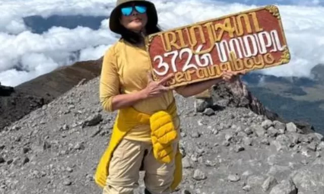 Tanpa Suara, Atiek CB Sudah Sampai Puncak Gunung Rinjani, Beri Suasana Baru