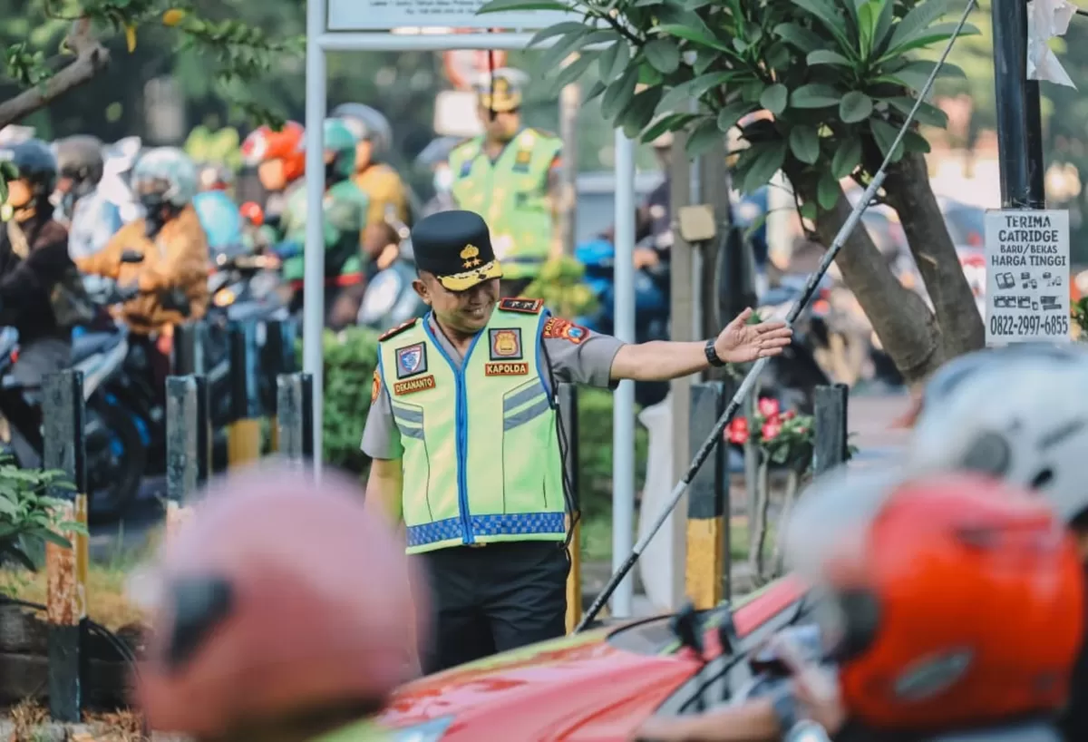 Kapolda Jatim Turun ke Jalan, Pantau Langsung Pelayanan Lalu Lintas di Sejumlah Titik Surabaya