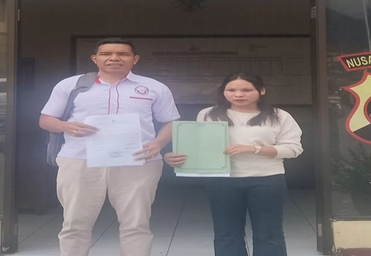 Keterangan Foto: Maria Noviati Jaya didampingi kuasa hukumnya, Nestor Madi melaporkan Kepala dapur APPG Wae Ri'i ke Polres Manggarai atas dugaan pencemaran nama baik