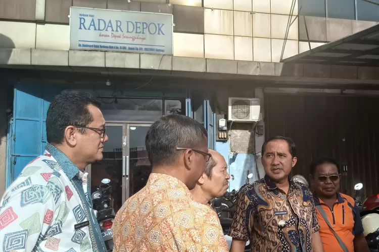 Wakil Walikota Depok, Chandra Rahmansyah, menyapa warga, di sekitaran Kantor Radar Depok, Jumat (21/2). (RAFI/RADAR DEPOK)
