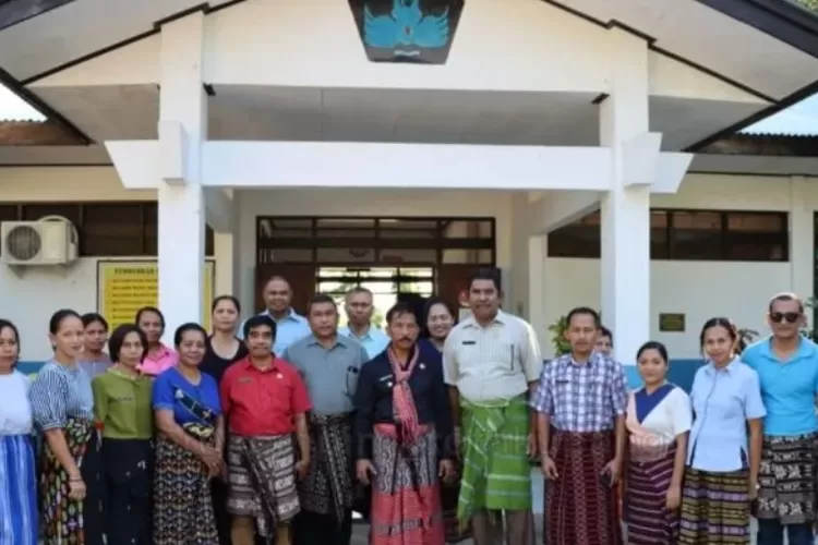 Penjabat Wali Kota Kupang Provinsi Nusa Tenggara Timur George Melkianus Hadjoh (ketujuh dari kanan) saat bersama para guru di SMP Negeri 15 Kota Kupang. ( Foto. Prokompim Setda Kota Kupang)