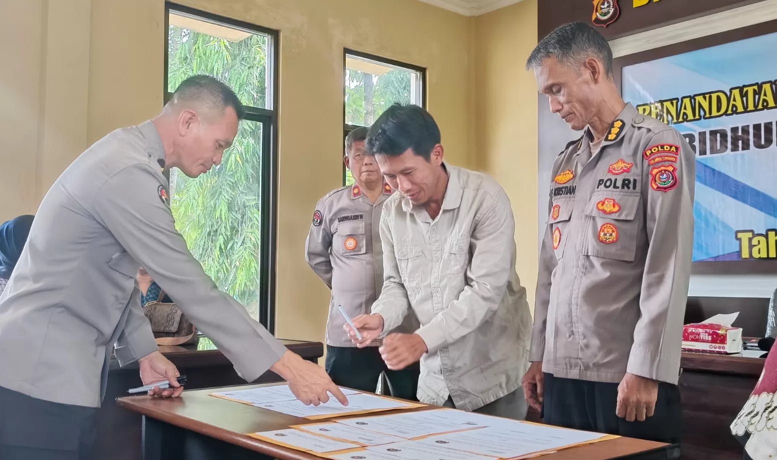 Penandatanganan MoU Media dengan Bid Humas Polda Sultra