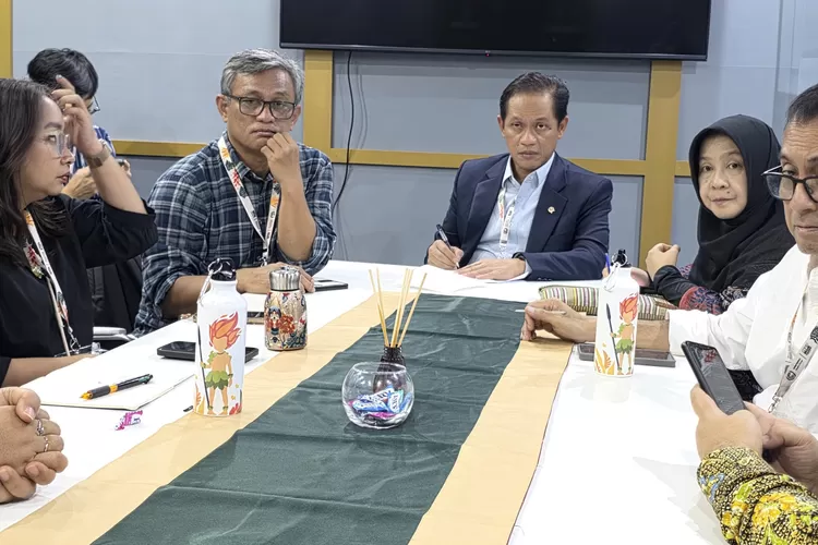 Menteri Lingkungan Hidup Hanif Faisol Nurofiq, saat berdialog dengan perwakilan masyarakat sipil atasi perubahan iklim.