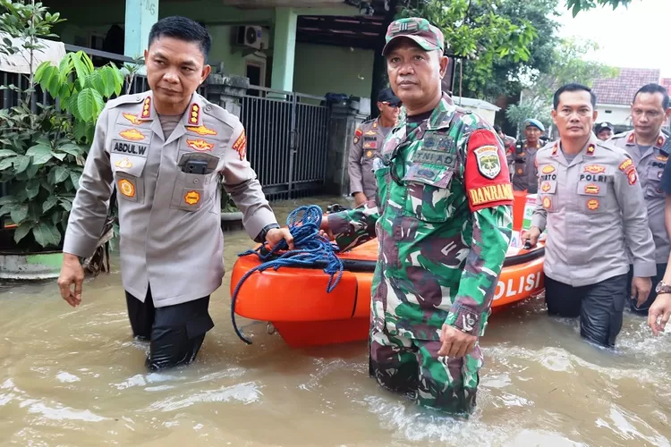 Polisi, TNI, dan pihak terkait saat meninjau wilayah terdampak cuaca ekstrem yang melanda Kota Depok, Selasa (4/3). (DOKUMENTASI POLRES DEPOK)