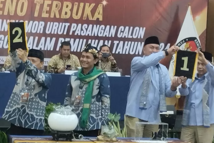 Pasangan calon bupati dan wakil bupati Bogor memperlihatkan nomor urut pada Pilkada Kabupaten Bogor 2024. (Diki Wahyudi)
