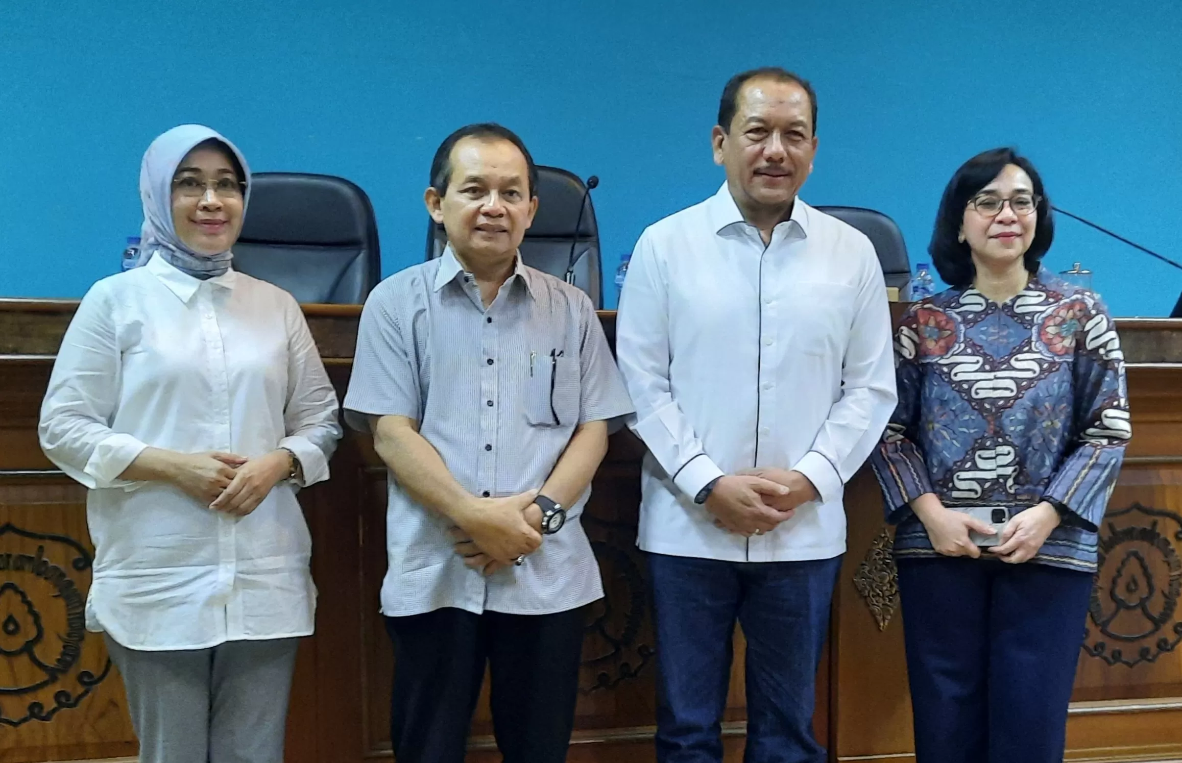 Dr Bambang (dua dari kanan) didampingi Dr Chatarina dan Prof Jamin (Qomarul Hadi)