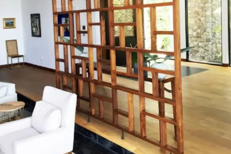 Ilustrasi desain sekat kayu untuk ruang tamu minimalis (Rumahku Unik)