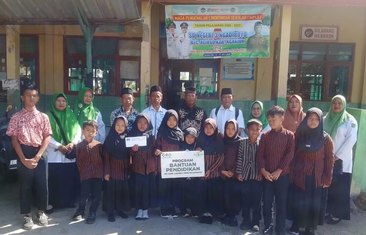 Murid SDN Ngadiboyo, Rejoso, Nganjuk menerima program bantuan pendidikan secara simbolis dari LazisNU Desa Ngadiboyo. (SketsaNusantara.id)