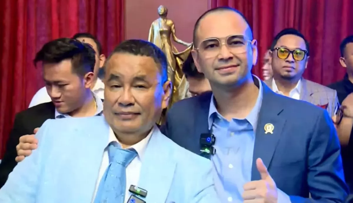 Potret Raffi Ahmad didampingi pengacara Hotman Paris Hutapea menjelaskan kronologi usai namanya ikut disebut dalam kasus Blueray Cargo (Tangkapan streaming YouTube Kompas TV)