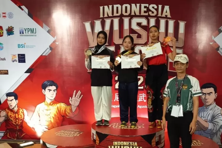 Katarina Jesslyn Santoso(tengah), meraih medali emas di Indonesia Wushu League (IWL) 2025.