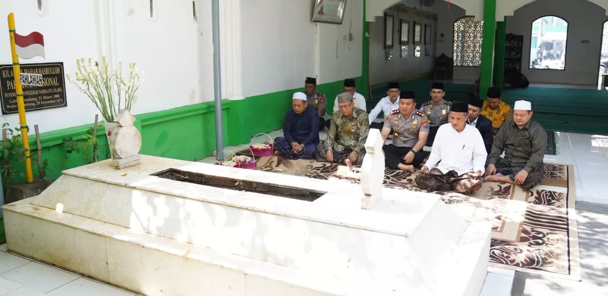 Rombongan Polres Jombang saat ziarah di makam Pahlawan Nasional KH Wahab Chasbullah. (As'ad Choirudin/SketsaNusantara.id)