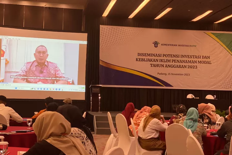 Andre Rosiade membuka Diseminasi Potensi Investasi dan Kebijakan Iklim Penanaman Modal Tahun Anggaran 2023 di Hotel Mercure Padang, Rabu (15/11/2023).