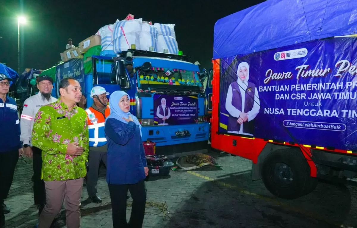 Gubernur Jatim Khofifah Indar Parawansa melakukan pengecekan bantuan untuk korban gempa NTT,  yang dikirim melalui Tanjung Perak, Surabaya. (Ist).