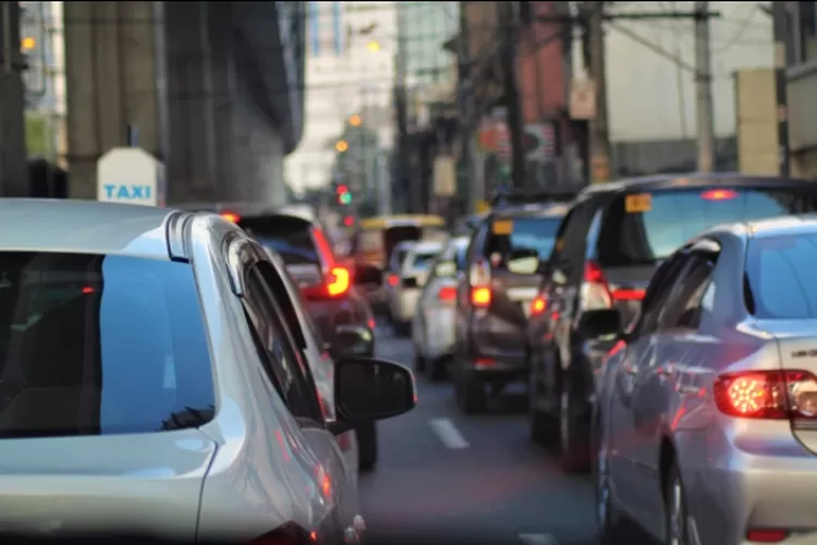 Foto ilustrasi macet di jalanan - Faktor mudik Lebaran 2025 lancar menurut Wamendagri. (Unsplash/Roger Victorino)