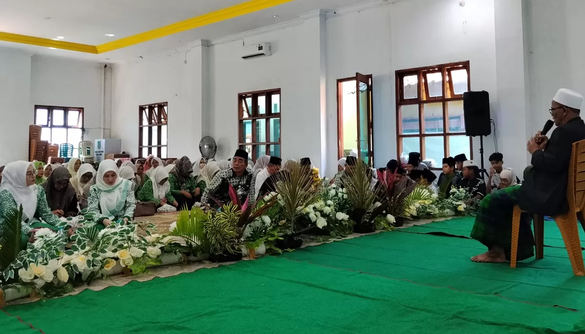 Kegiatan Fatayat di ruang pertemuan Desa Cukir, Diwek, Jombang. (SketsaNusantara.id)