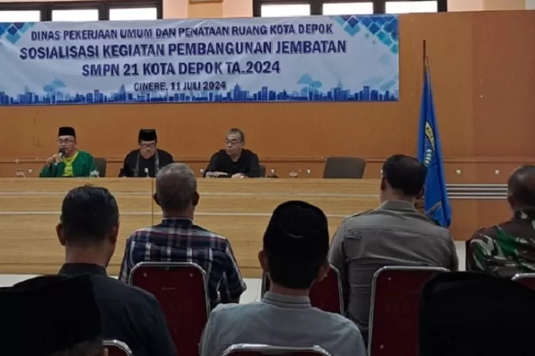 DPUPR Kota Depok dan Komisi D DPRD rembuk bersama warga bahas pembangunan jembatan SMPN 21, di Aula Kecamatan Cinere, Kamis (11/7). (RADAR DEPOK)