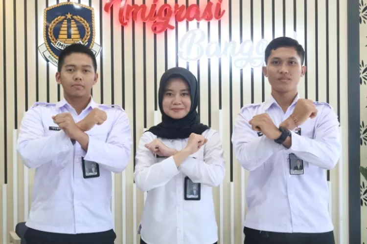 Staf Imigrasi Banggai mengkampanyekan penolakan gratifikasi dalam pelayanan publik