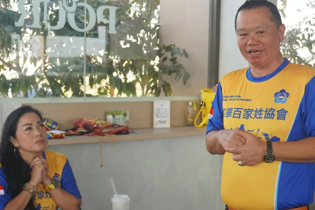 Sekretaris Umum PSMTI Peng Suyoto memberikan kata sambutan dalam rapat koordinasi final di Sunset Pier PIK 2 untuk mematangkan persiapan Funwalk Sunset 2026 bertarget 3.000 peserta. (Dok. PSMTI) (Dok. PSMTI)