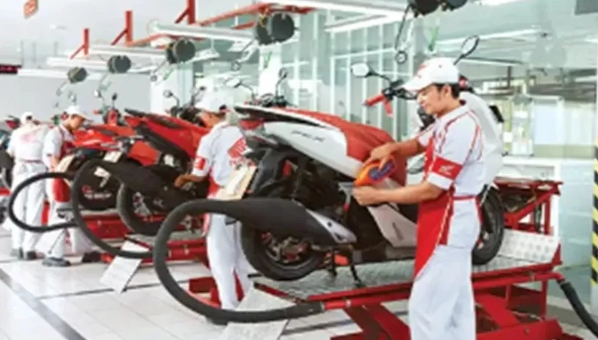 Teknisi  AHASS Bengkel sedang melakukan service kendaraan./net