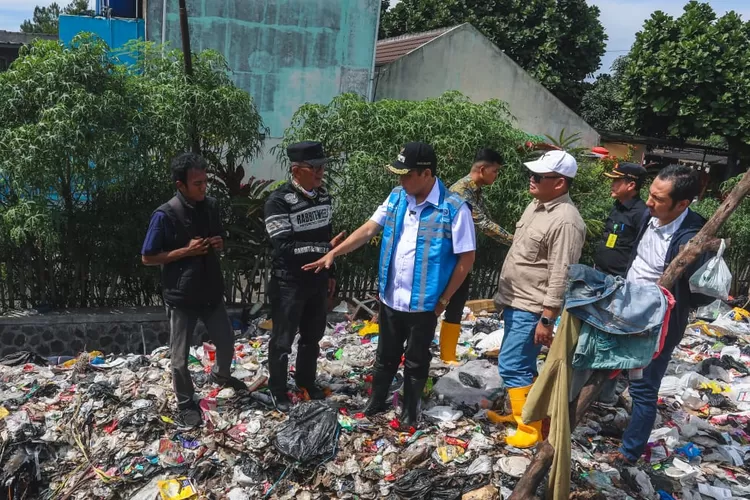 Wakil Wali Kota Bandung, Erwin, meninjau langsung lokasi penumpukan sampah di Tempat Pengolahan Sampah (TPS) Bumi Asri, Kelurahan Gempolsari, Kecamatan Bandung Kulon pada Jumat, 27 Juni 2025. (Foto/Humas Kota Bandung.)