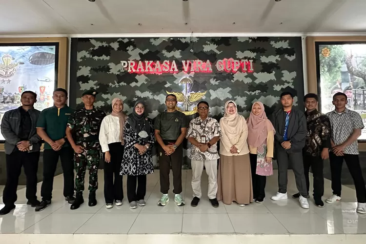 Ketua Panitia HUT Ke-79 RI Tingkat Kota Depok, Wahid Suryono bersama tim meninjau kesiapan Lapangan Kostrad, Kelurahan Kalibaru, Kecamatan Cilodong, untuk digunakan uapacara bendera tingkat kota, pada 17 Agustus 2024. (ANDIKA EKA/RADAR DEPOK)