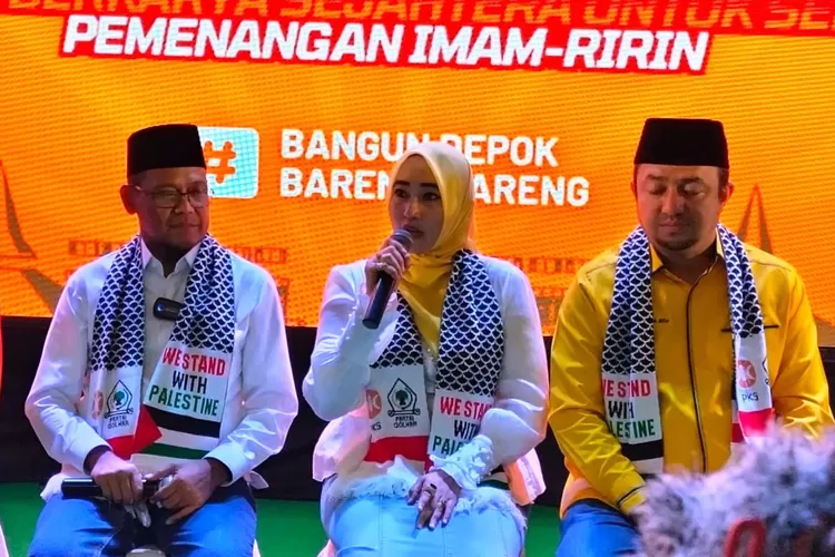 Calon Walikota dan Wakil Walikota Depok, Imam Budi Hartono-Ririn Farabi Arafiq bersama Ketua DPD Partai Golkar Farabi A Arafiq saat memberikan keterangan kepada wartawan selepas deklarasi sebagai peserta Pilkada Depok 2024, di Hotel Bumi Wiyata, Beji, Sabtu (24/8). (FAHMI/RADAR DEPOK)