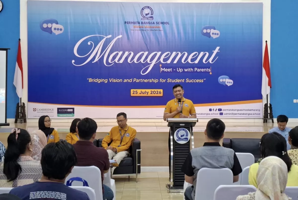 Managing Director Permata Bangsa School, Prof. Dr. Drs. Jumanto, M.Pd. saat memberikan paparan dalam kegiatan pertemuan bersama orang tua siswa baru di Permata Bangsa School Semarang. 