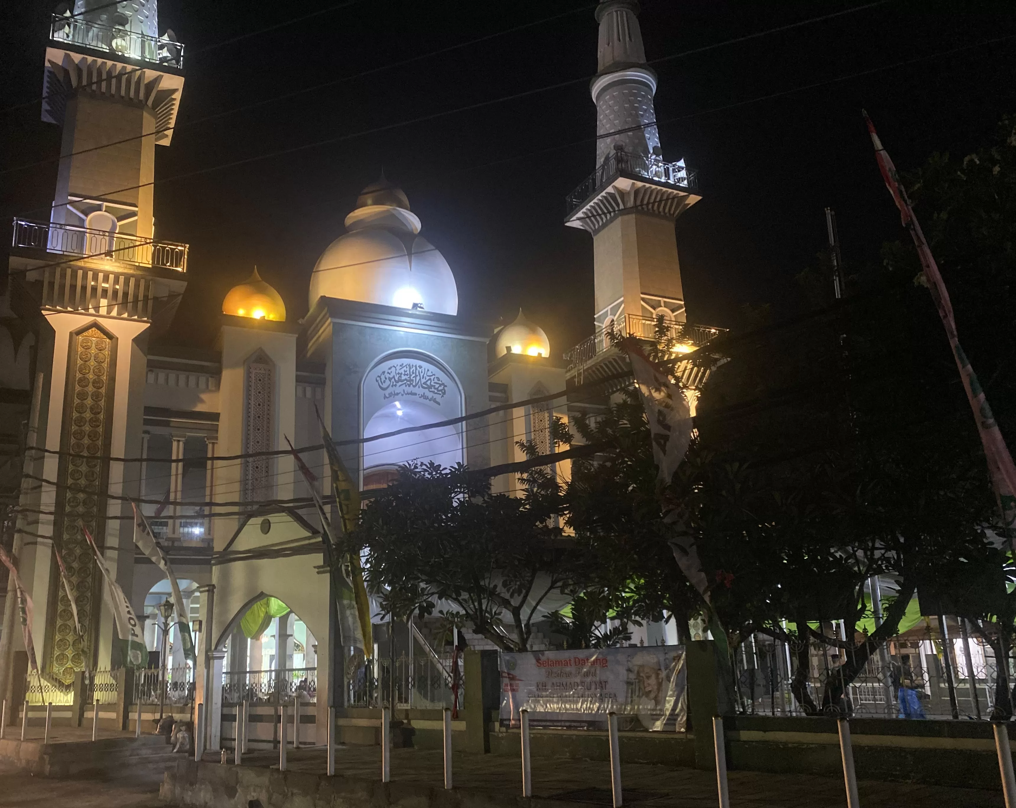 Suasana lingkungan Masjid Besar Al Muttaqin Kaliwungu mulai ramai oleh kedatangan tamu dan peziarah pada Sabtu malam (19/9/2026). (inspiratifonline.com/dok. Inspira)