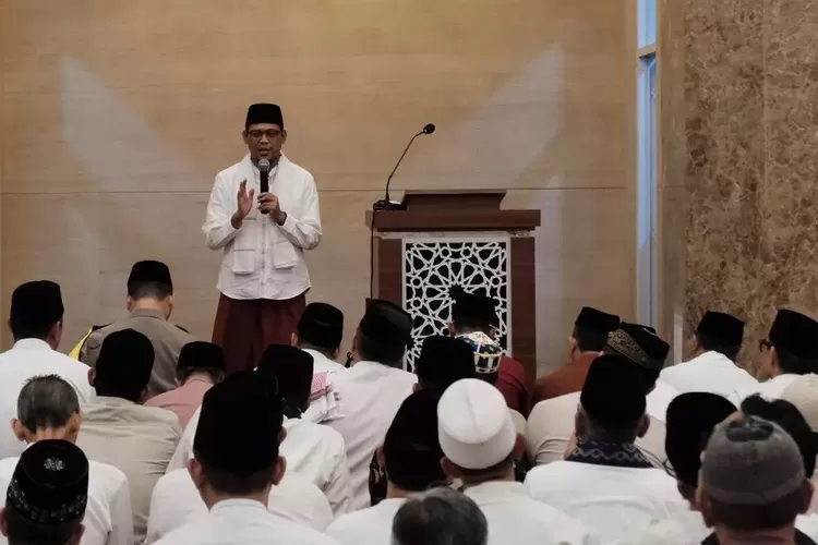 Wakil Walikota Depok, Imam Budi Hartono menyampaikan tiga program yang dimiliki Pemkot Depok pada Tarling Tingkat Kota Depok di Masjid Baiturrahman, Kelurahan Jatijajar, Kecamatan Tapos, Kamis (14/3). (PEMKOT DEPOK)