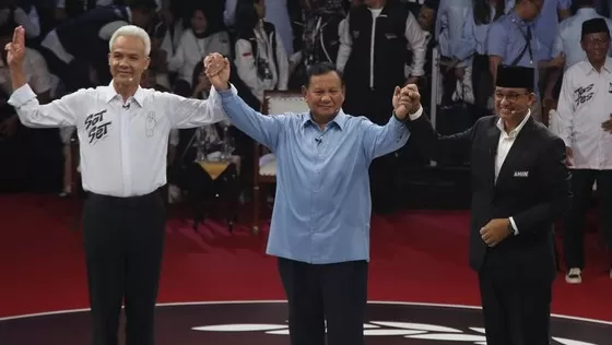 Ketiga capres saat debat KPU pertama. Foto: Detik.com