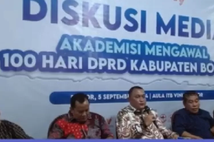 Ketua DPRD Kabupaten Bogor sementara Rudy Susmanto (tiga dari kiri) dan Ketua Visi Nusantara Maju Yusfitriadi (kanan) saat diskusi media "Akademisi Mengawal 100 Hari DPRD Kabupaten Bogor" pada Kamis, 5 September 2024.. (Tangkapan Layar YouTube VIsi Nusantara)