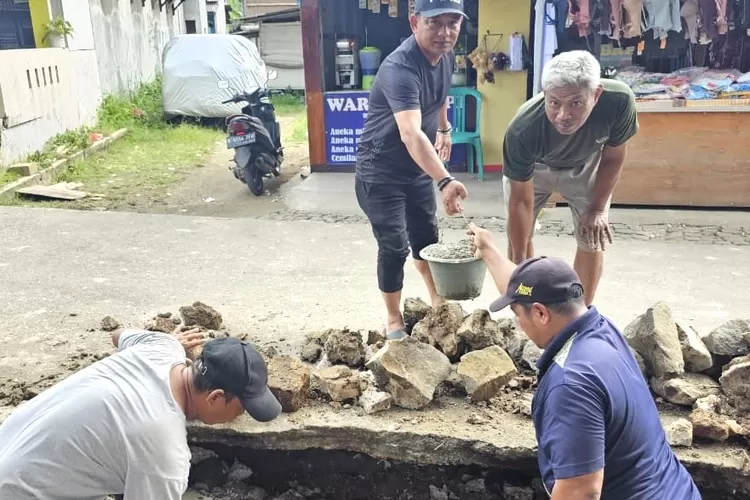 Warga melangsungkan kegiatan kerja bakti di lingkungan RW2 Kelurahan Duren Mekar, Kecamatan Bojongsari, Senin (12/5) Pagi.  (RISKY DWI LESTARI/RADARDEPOK)
