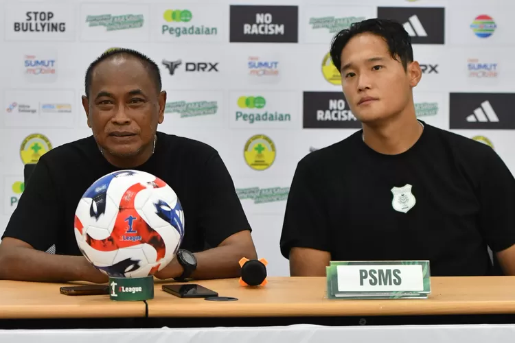Jeung Ho Kim didampingi pelatih, Kas Hartadi dalam konferensi pers