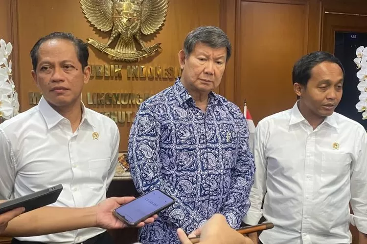 Ketua Delegasi RI untuk COP29 Hashim Djojohadikusumo (tengah), Menteri LH Hanif Faisol Nurofiq (kiri) dan Menhut Raja Juli Antoni ditemui media usai rapat persiapan COP29 di Jakarta, Selasa (29/10/2024).  (ANTARA)
