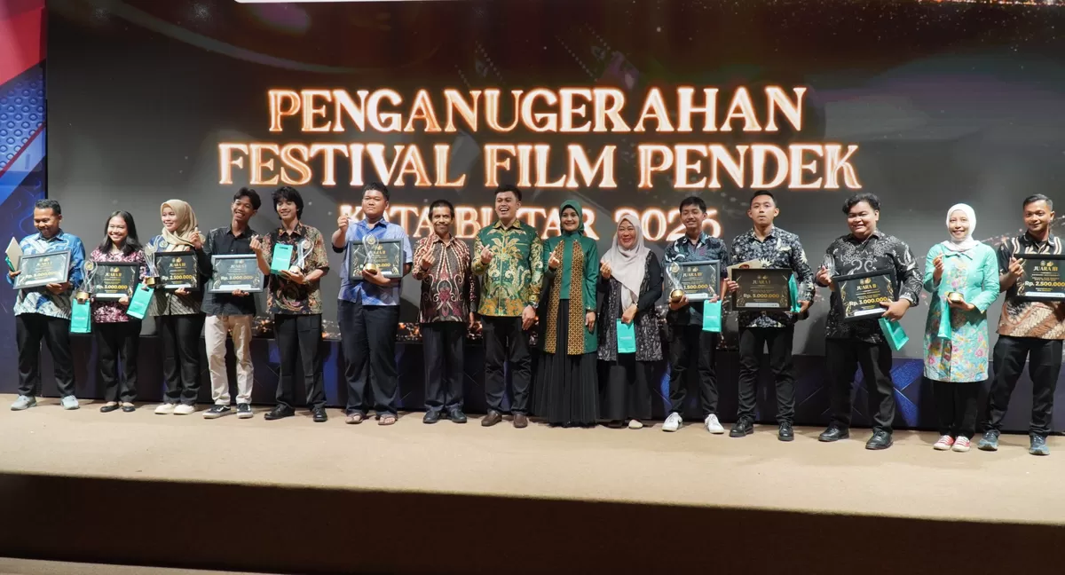 Pemerintah Kota Blitar menunjukkan komitmen dalam mendukung perkembangan ekonomi kreatif dan dunia perfilman lokal melalui Penganugerahan Festival Film Pendek Kota Blitar 2026 yang berlangsung di Auditorium SMKN 1 Blitar, Senin malam (25/5/2026). (Dok. ICCN)