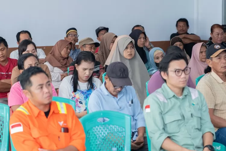 manajemen PT Vale IGP Pomalaa di hadapan puluhan warga Desa Longori dan Huko-huko, yang menghadiri Sosialisasi Rencana Pembangunan Akses Jalan Utara di kantor Desa Longori, Kecamatan Baula, 