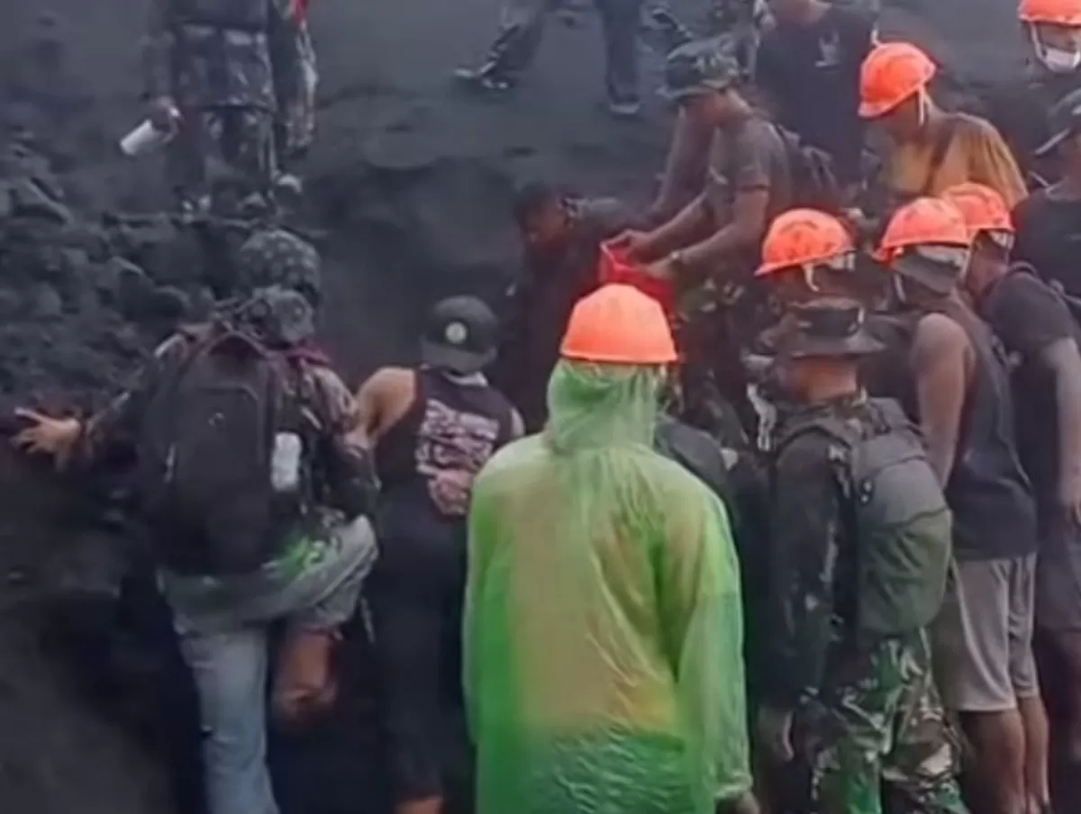 Tim SAR saat menemukan jasad pendaki asal Singapura korban erupsi Dukono, Minggu (10)5/2026) (Foto: tangkapan layar)