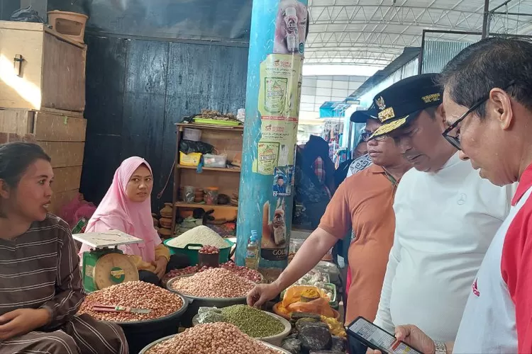 Pj Gubernur Sulsel Dr Bahtiar Baharuddin meninjau harga bahan pokok di Pasar Cekkeng Bulukumba.